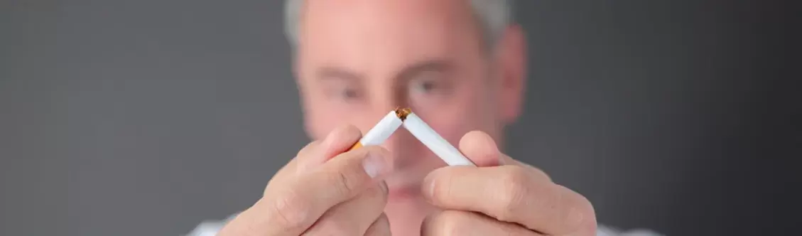 Ο άνθρωπος σπάζει ένα τσιγάρο